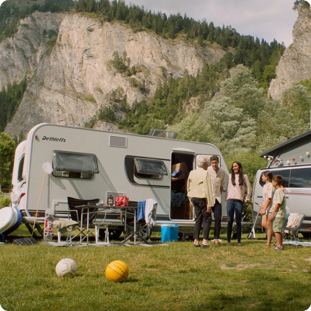 Rodzina przy przyczepie kempingowej